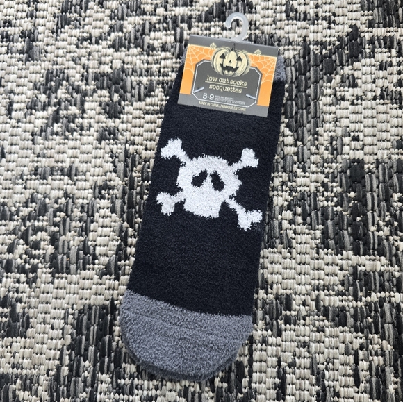 Skull Socks - Picture 1 of 3